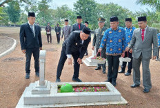 Tabur Bunga, Wabup Bungo Ziarah Makam Pahlawan Satria Negara Bungo Peringati Hari Pahlawan 2025