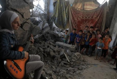 Sukarelawan Memainkan Musik sebagai Penghibur di Tengah Penderitaan Gaza