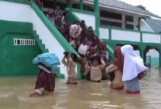 Siswa Tetap Sekolah Meski Banjir, Debit Sungai Kembali Naik