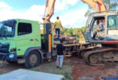 Keluhkan Jalan Rusak di Simpang Gelis Tanjabtim, Dinas PUPR dan Warga Swadaya Perbaiki Jalan 