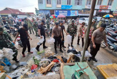 TNI-Polri Gelar Karya Bhakti Bersihkan Pasar Angso Duo