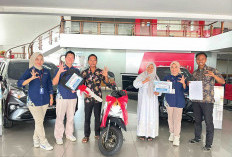 Tiga Konsumen Daihatsu Raih Hadiah Dari Program Gebyar Merdeka di PT Surya Sentosa Primatama