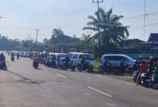 Antrean BBM di SPBU Mengular Demi Dapatkan Pertalite 