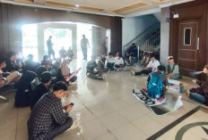 Puluhan Mahasiswa Unjuk Rasa di DPRD Tebo, Minta Paripurna Dibatalkan