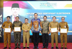Pj Bupati Muaro Jambi Raden Najmi Terima Penghargaan dari Menteri ATR/BPN 