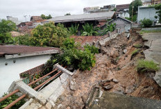 Tembok RS Arafah Roboh, Dua Rumah Tertimpa Runtuhan 