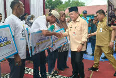 Al Haris Serahkan Bantuan Dumisake di Tanjab Timur