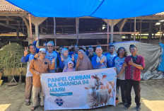IKA SMANDA 94 Jambi Bagikan 200 Paket Daging Kurban