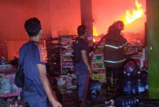 Toko Sembako ''Queen Mart'' Hangus Terbakar, Kerugian Capai Rp150 Juta