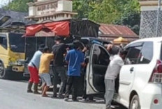 Avanza Beradu Kambing L300, Sopir Terjepit 