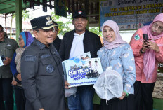 Wali Kota Maulana Serahkan Bantuan Gerobak Motor Bagi TPS 3R