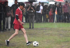 Moment Jokowi Hujan-hujanan Main bola di Lapangan Gamplong Sleman