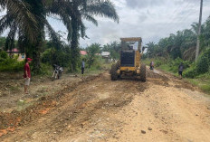 Warga Perbaiki Jalan Milik Pemkab Tebo Secara Swadaya
