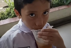 Aksi Murid SD Patungan Rp6.500 untuk Gurunya Bikin Haru, “Sekarang Gantian Kami yang Kasih”