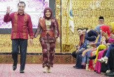 Pj Bupati Merangin dan Ketua TP PKK Memukau di Festival Tenun Songket dan Batik Jambi