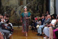 Desainer Indonesia Dian Natalia Assamady Tampilkan Batik dan Songket di Roma
