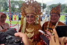 Tampak Anggun, Pj Walikota Jambi Promosi Pakaian Adat Khas Jambi pada Peringatan Hardiknas Tahun 2024