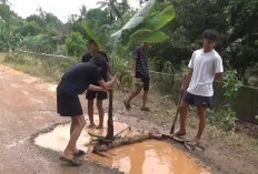 Mancing Belut di Jalan sebagai Bentuk Protes