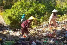 Sampah Penuhi Badan Jalan Strategis Provinsi di Kerinci 