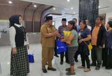 Imbau Jaga Kerukunan Umat Beragama, Walikota Jambi Bagikan Sembako Natal