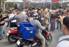 Keren! Wali Kota Jambi Bagi-bagi Bendera Merah Putih di Tugu Keris, Ini Tujuannya