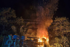 Truk Bermuatan Semen Terbakar 