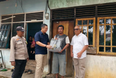 Hidayat, Kakanwil Ditjenpas Jambi Serahkan Bansos Door to Door