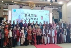 Pemkot Jambi Gelar Fashion Show Batik untuk Meriahkan HUT RI Ke-79