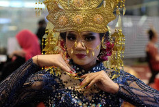 Cara Make-up Munculkan Aura Wajah di Tengah Aksesori Mahkota