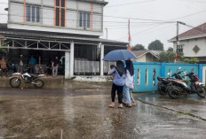 Meski Hujan, Warga RT 22 Thehok Kota Jambi Tetap Antusias ke TPS
