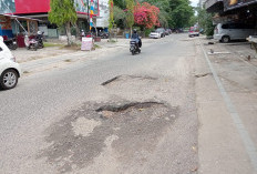 Warga Pasar Bawah Bungo Resah Jalan Rusak Parah dan Berlubang 