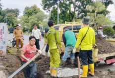 Pemkab Sarolangun Perbaiki Drainase yang Tersumbat