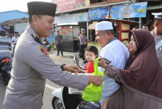 Indahnya Ramadhan, Kapolres Tanjab Barat Pimpin Pembagian Takjil Gratis untuk Pengendara