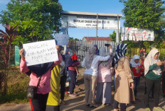 BREAKING NEWS: Emak-emak Bongkar Paksa Pagar Penutup Gerbang SDN 212 Kota Jambi