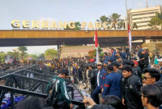 Massa Dorong-Dorongan dengan Polisi, Gerudug Gedung DPR RI