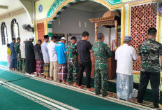 Satgas TMMD ke-123 Kodim 0416/Bute Salat Zuhur Berjamaah dengan Warga