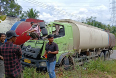  Dua Truk Hino Bermuatan CPO Bertabrakan di Jalan Lintas Sumatera