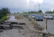 Warga Khawatir Longsor Susulan, Jalan Lintas Sumatera di Bungo Kian Rusak