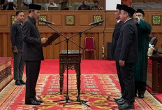 Ketua DPRD Provinsi Jambi Lantik Al Mushari dan Rukiya Alfa Robi 