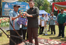 Bupati Syukur Serahkan Bantuan Sarana Olahraga Pada Acara Puncak BBGRM XXII