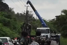 Hindari Mobil dari Arah Berlawanan, Innova Terjun ke Parit di Jalan Lintas Muara Enim