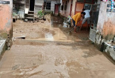 Bersihkan Lumpur di Rumah, Pasca Banjir Dahsyat di Kerinci