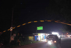 Truk Bertonase Besar Hantam Portal di Kawasan Mayang Kota Jambi 
