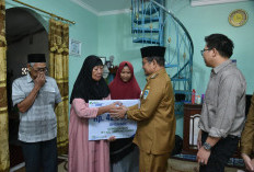 Pastikan Program Perlindungan Sosial Berjalan, Wali Kota Maulana Turun Langsung Serahkan Santunan Kematian