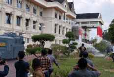 Kantor Gubernur Dilempar Batu, Water Canon dan Gas Air Mata Harus Dilepaskan