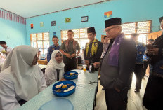 Pj Bupati Raden Najmi Tinjau Pemberian Makan Bergizi Gratis Hari Pertama di Jaluko