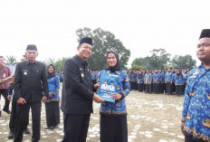 Bupati BBS Serahkan SK PPPK di Lapangan Kantor Bupati 