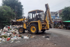 Satu Alat Berat 'Evakuasi' Sampah di Kebun Kopi Kota Jambi