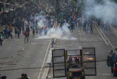 Tuntutan Rakyat Meningkat: Gaji DPR, Militer di Sipil, hingga UU Ciptaker Disorot