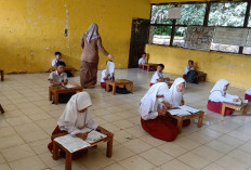  Siswa kelas IV Belajar di Lantai